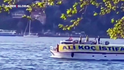 Fenerbahçeli taraftarlar Ali Koç'un yalısı önünden "İstifa" pankartı ile geçti