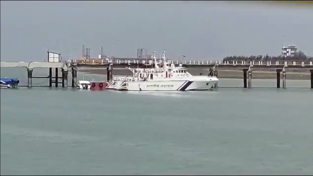 #Gujarat #Dwarka's maritime security increased - patrolling carried out in the port area,After Operation Sindoor, maritime security increased to be ready against Pakistan-patrolling by Marine Police, Coast Guard, Navy