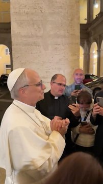 El Papa León XIV da el saludo y la bendición, horas después de ser elegido