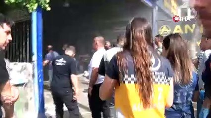 Antalya’da boya atölyesinde çıkan yangında 12 kişi dumandan etkilendi