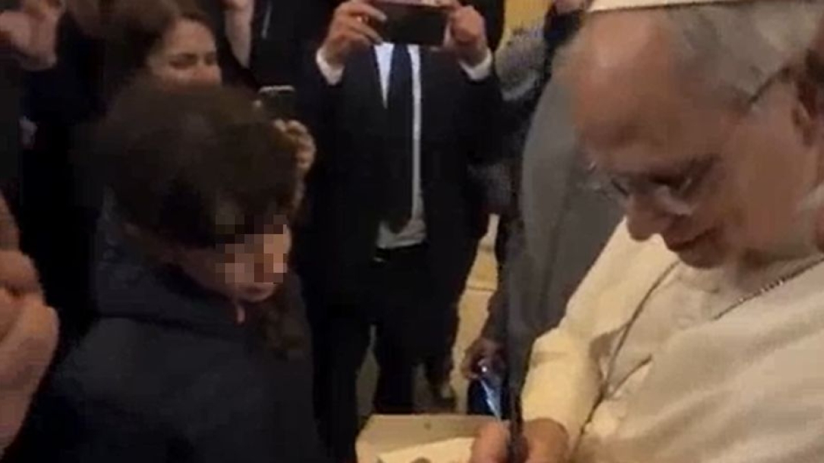 Video La prima uscita a sorpresa del nuovo Papa Leone XIV. Scherza coi fedeli: «Che giorno è?»