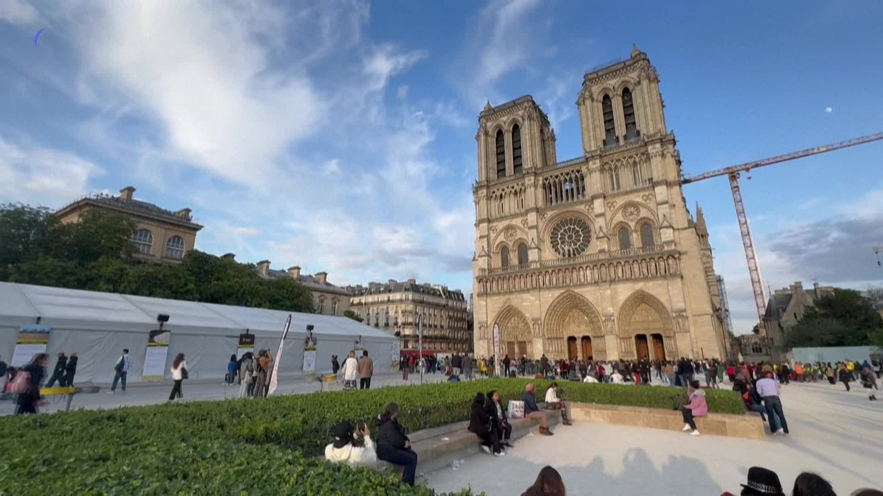 "Un pape sorti de nulle part": des catholiques surpris mais confiants devant Notre-Dame