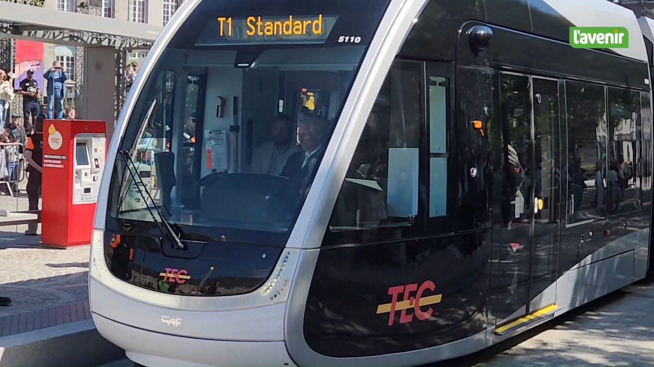 Le Roi Philippe "gare" le tram place Saint-Lambert à Liège