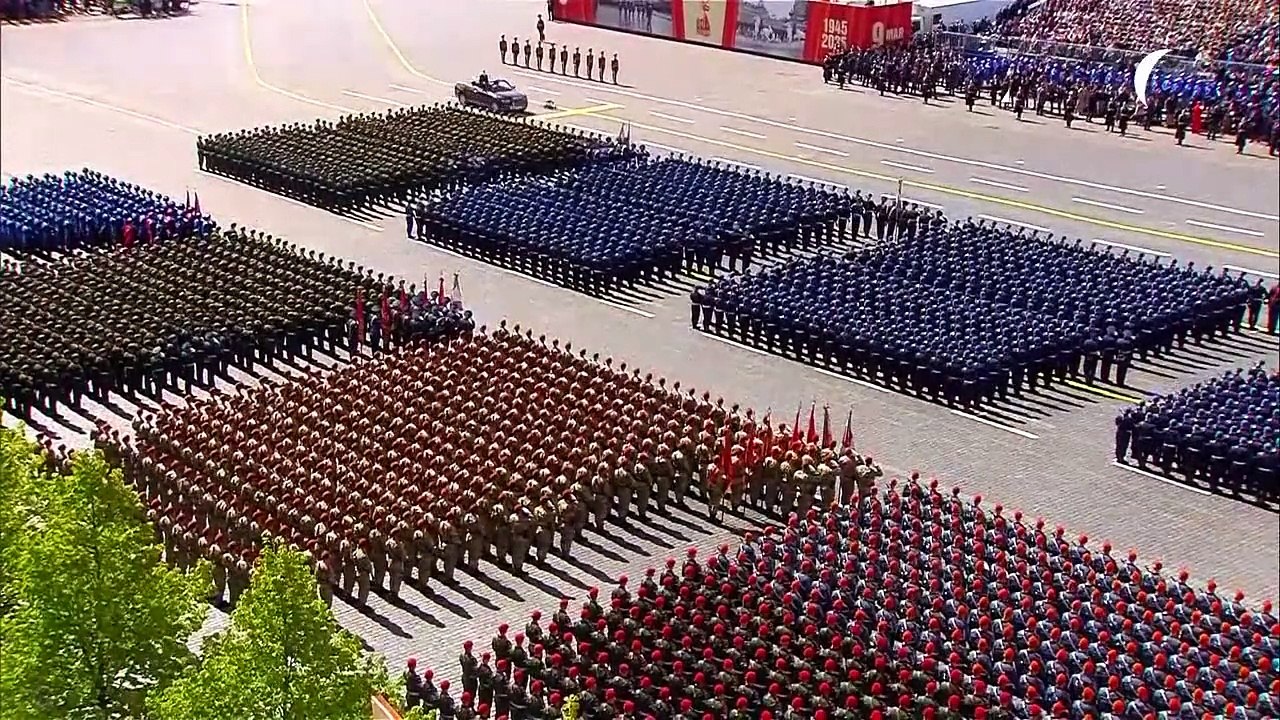 Putin lobt Soldaten in der Ukraine bei riesiger Militärparade in Moskau