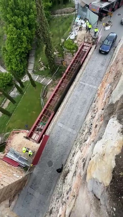Instalación de la viga para la pasarela del Arco de Bezudo