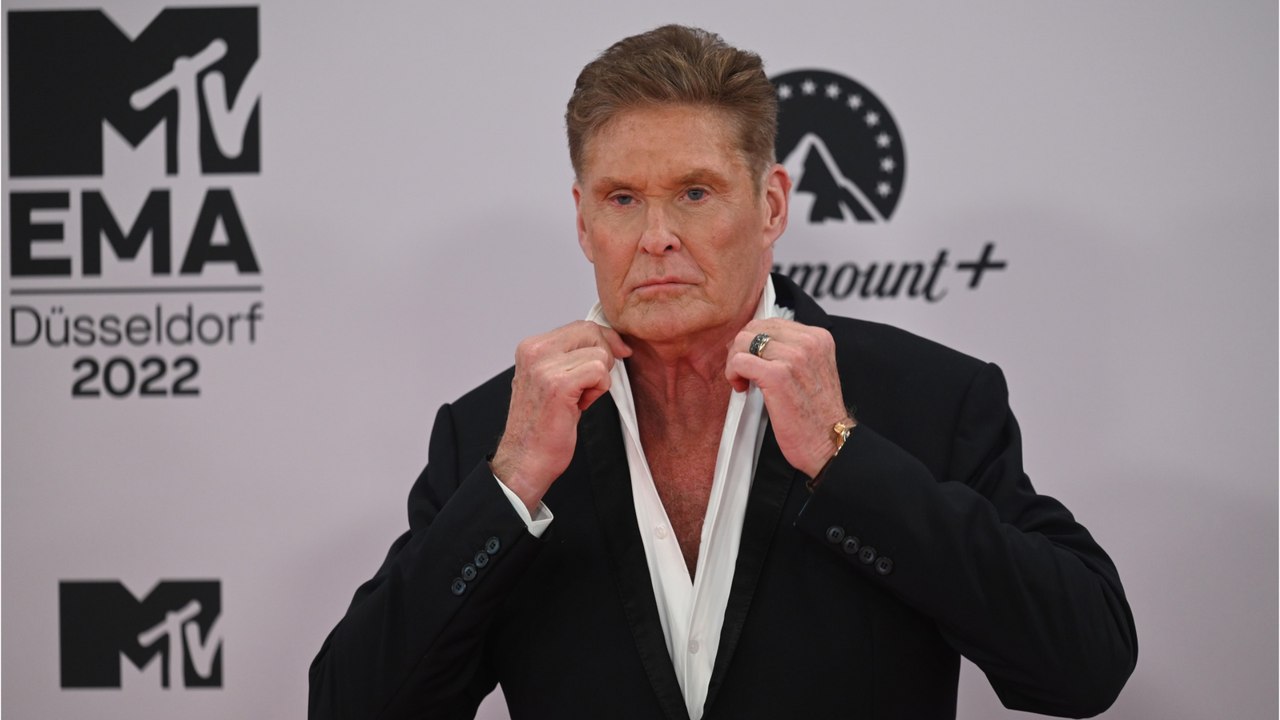 GALA VIDEO - David Hasselhoff (Alerte à Malibu) aperçu en fauteuil roulant après le suicide de son ex-femme : les photos qui inquiètent