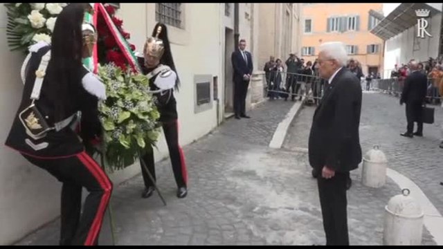 Mattarella in via Caetani depone corona di fiori per Aldo Moro