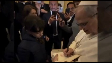 Papa, il primo gesto di Leone XIV: autografo su copia Bibbia