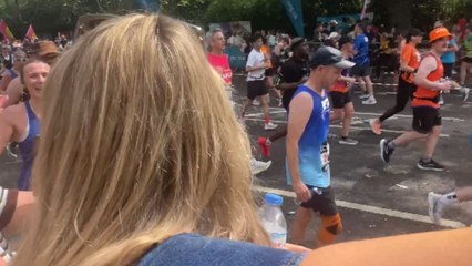 Girl returns from traveling to surprise a London marathon runner mid-race
