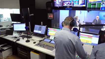 Pascal Praud essaie un rouleau de massage pour son mal de dos