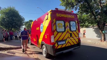 Bombeiros socorrem homem ferido com faca no bairro Ouro Preto, em Umuarama
