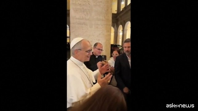 Papa Leone XIV saluta i fedeli davanti alla sua residenza