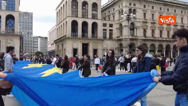 Giornata dell'Europa, flashmob in Piazza Duomo a Milano con una mega bandiera europea