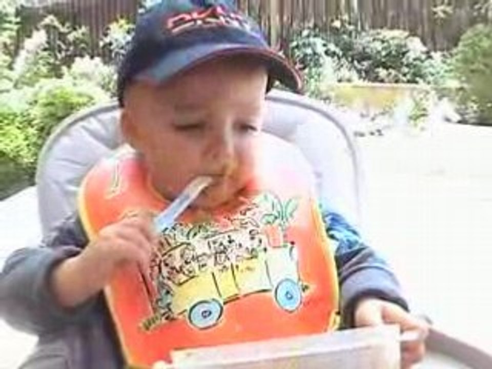 Jules mangue tout seul