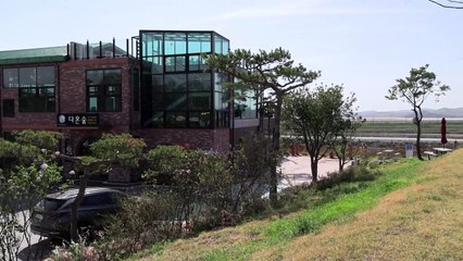 مقهى على الحدود بين شطرَي كوريا يطلّ على التحصينات ويحلم بالسلام