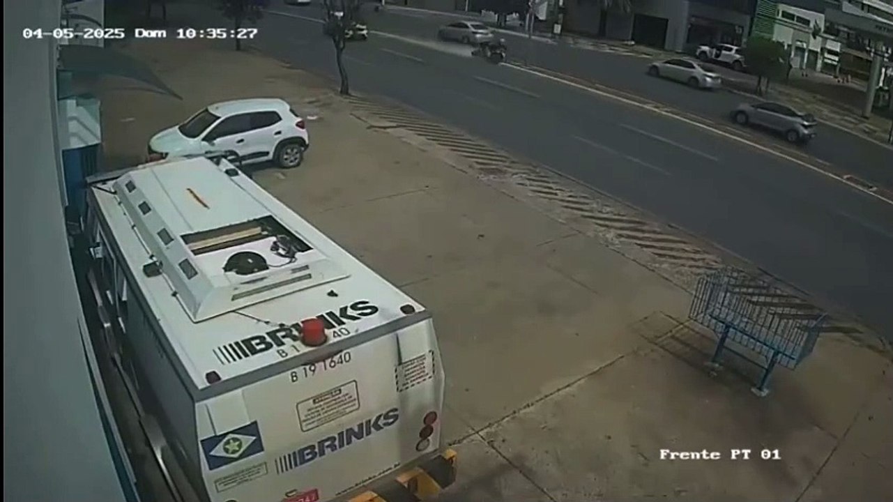 Câmera flagra  jovem na Miguel Sutil
