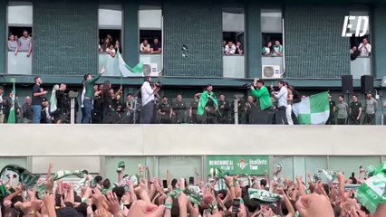 Ovacionan 1 × 1 a los jugadores del Betis en los aledaños del Villamarín