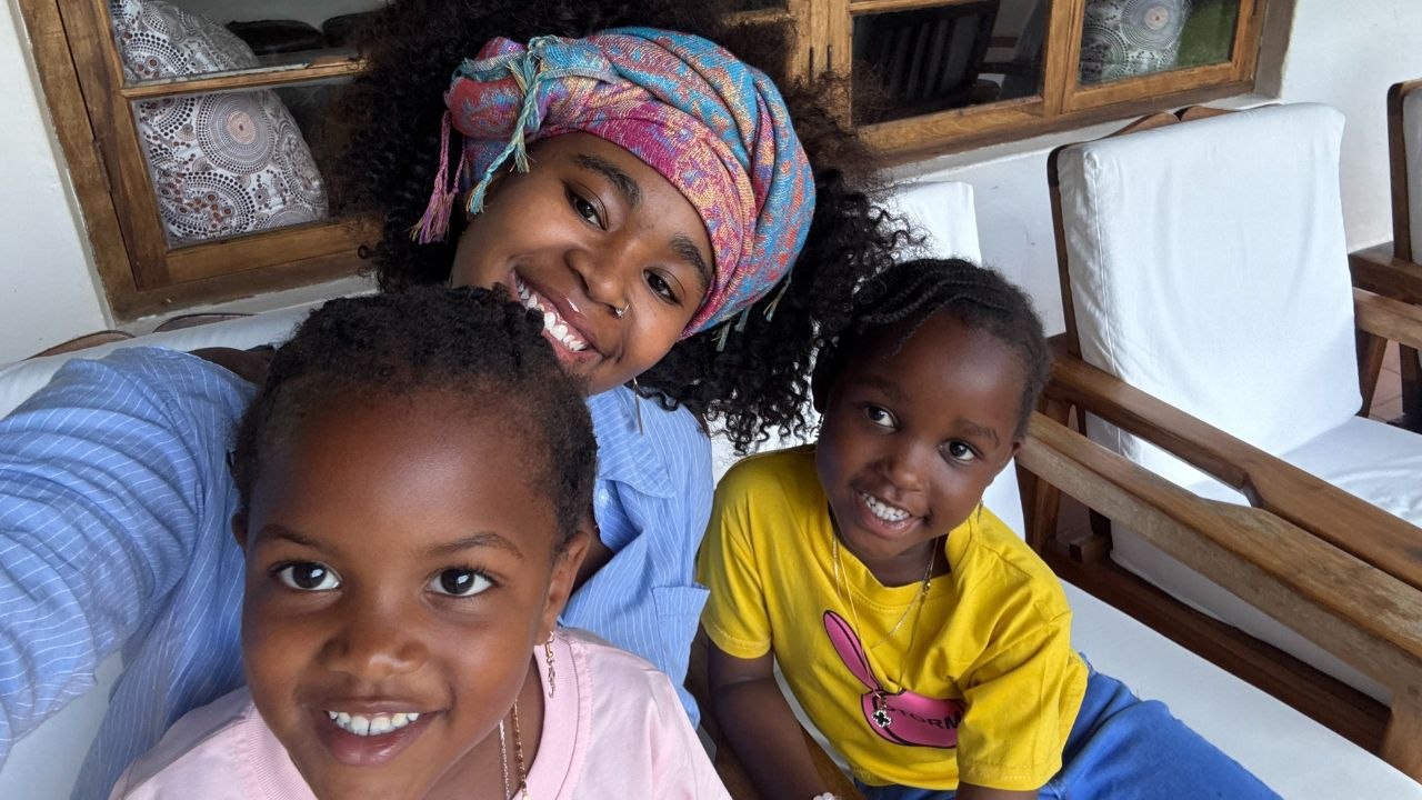 23-jährige adoptiert drei waisenkinder, die sie als englischlehrerin in afrika kennengelernt hat