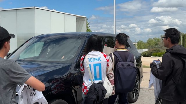 Modric paró a firmar a los aficionados a su salida de Valdebebas
