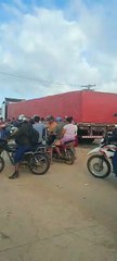 “Para comprar comida”: Choferes bloqueados en Pailón colocan trancas y piden Bs 1 para dejar pasar motos