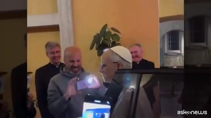 Papa, il primo gesto di Leone XIV: autografo su copia Bibbia