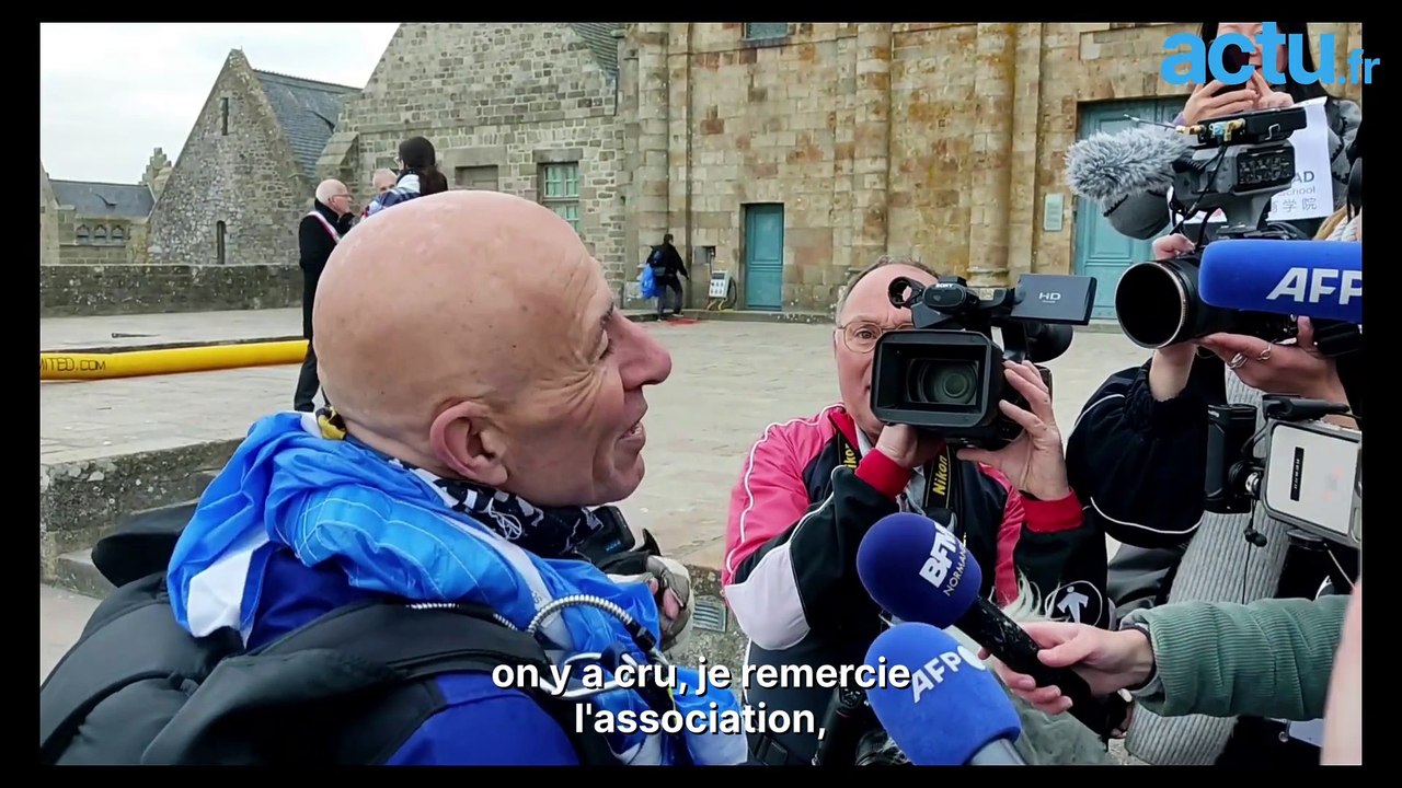 Des parachutistes atterrissent sur la terrasse de l'Abbaye du Mont Saint-Michel pour les commémorations  des 80 ans de la Libération