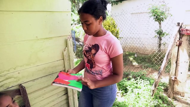 SE REIAN DE ESTA NI A PORQUE NO TENIA UTILES ESCOLARES NUEVO