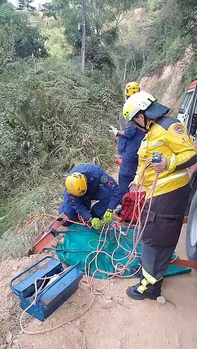 Vídeo mostra resgate de mulher que ficou presa às ferragens após carro despencar de ribanceira na Grande Florianópolis