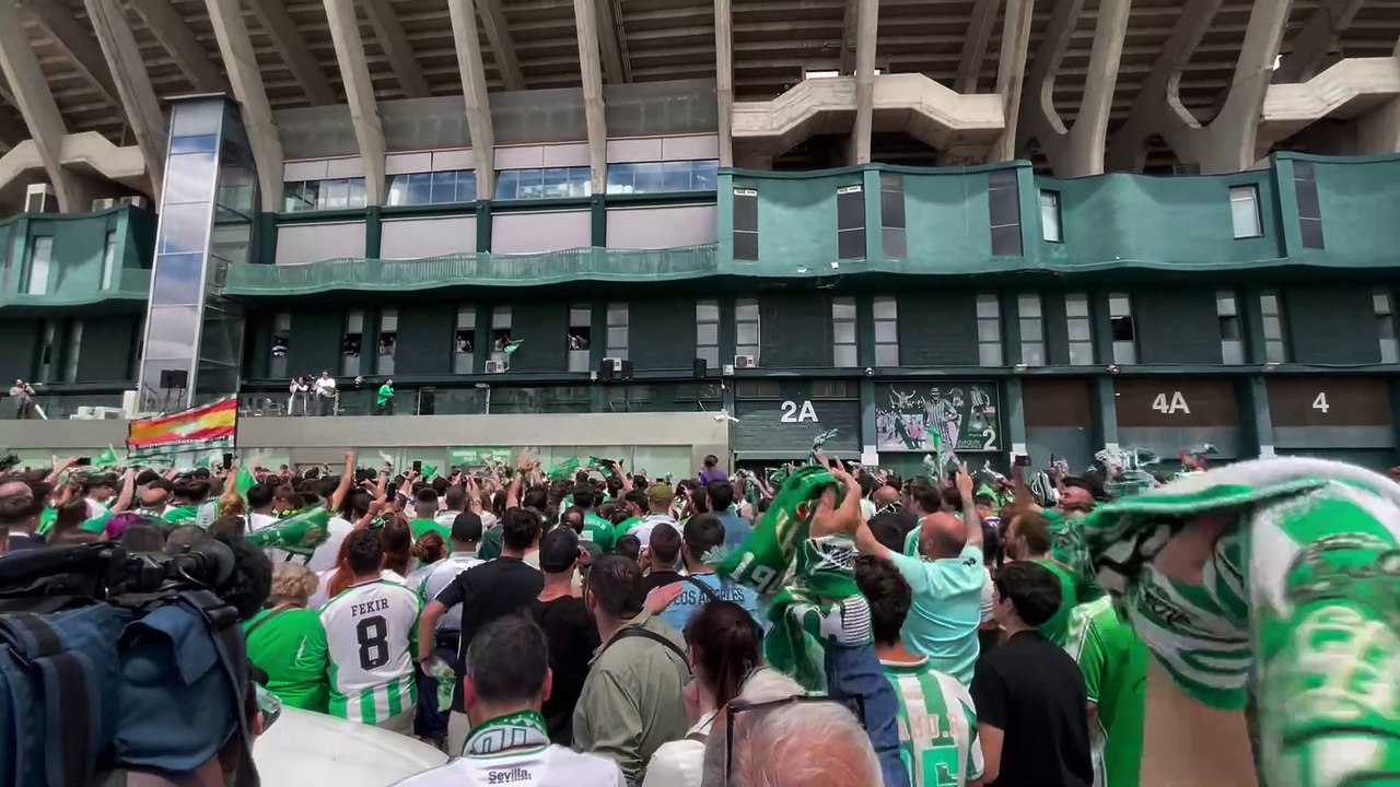 El Betis festeja con los suyos el pase a la final