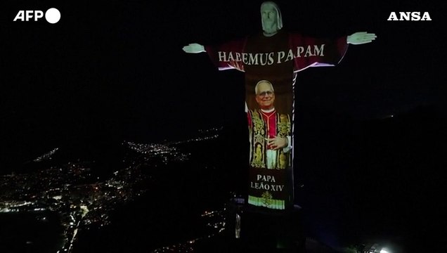 Rio, l'omaggio a Papa Leone XIV sulla statua del Cristo Redentore