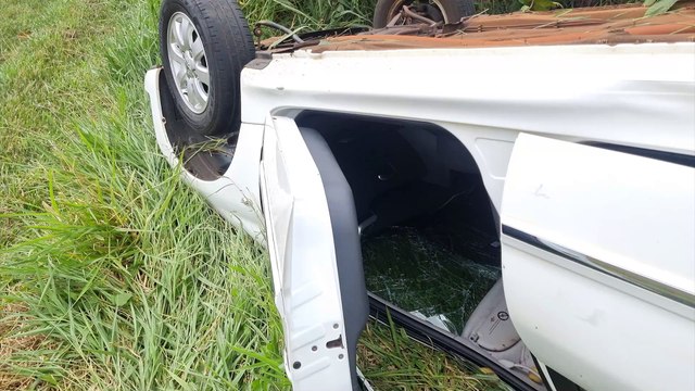 Peugeot capota na rodovia BR-277, entre Cascavel e Santa Tereza do Oeste
