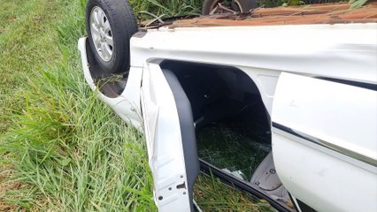 Peugeot capota na rodovia BR-277, entre Cascavel e Santa Tereza do Oeste