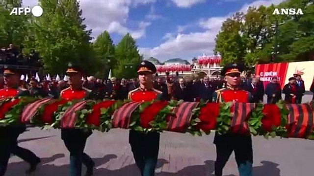 Giorno della Vittoria, Mosca: deposti fiori alla tomba del Milite ignoto