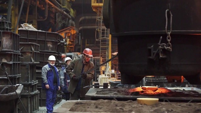 Produzione industriale ancora in calo su base annua