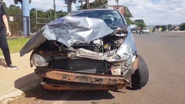 Carro e caminhão se envolvem em colisão no Trevo da Portal, em Cascavel