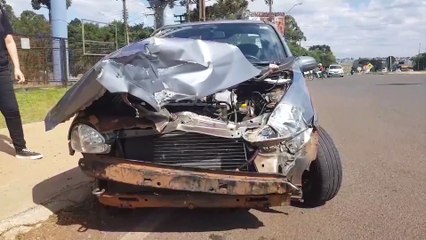 Carro e caminhão se envolvem em colisão no Trevo da Portal, em Cascavel