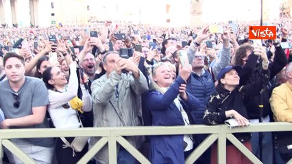 Monsignor Mamberti annuncia "habemus Papam", l'ovazione di fedeli e curiosi in piazza San Pietro