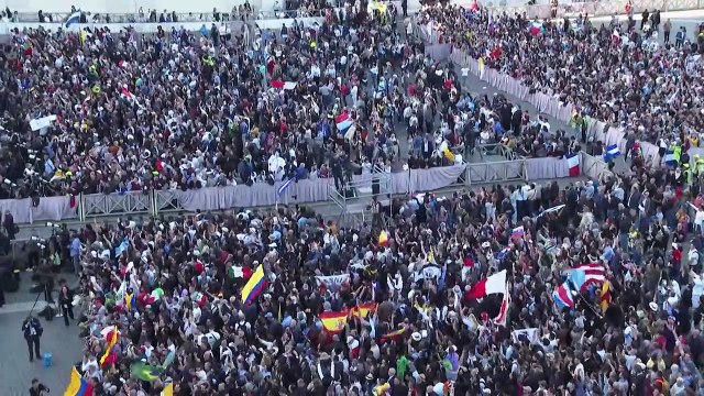 Le nouveau pape Léon XIV prononce sa première bénédiction Urbi et orbi devant la foule