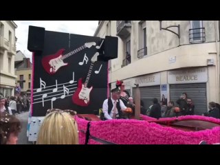 Le char de Campénéac Happy days Campé Créole arrive place Lamennais en 2019