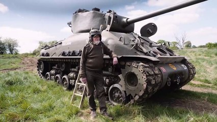 جندي سابق مسن يسحق تسلا بدبابته احتاجاجًا على آراء ماسك