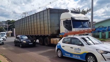 Pane elétrica em caminhão interdita faixa na rua Gandhi