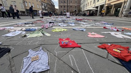 Rimini, il memoriale delle vittime di Gaza è un'enorme distesa di vestiti da bambino
