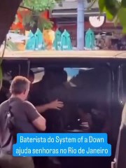 Baterista do System Of A Down ajuda idosas a descer de táxi Isso diz muito sobre o artista