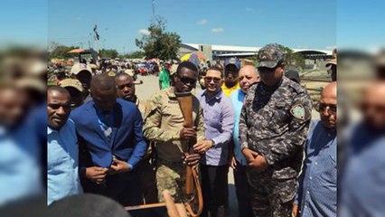 Autoridades haitianas entregan arma de fuego a dominicanas