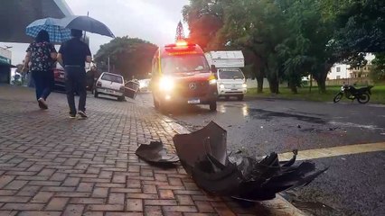Idosa é socorrida pelo Siate após  acidente entre Uno e Tiida na Rua Manaus