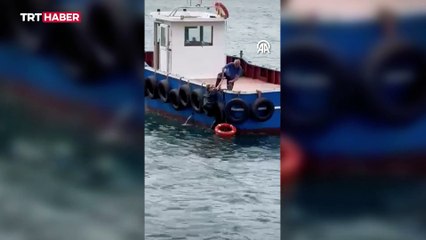 Vapurdan düşen yolcuyu balıkçı kurtardı
