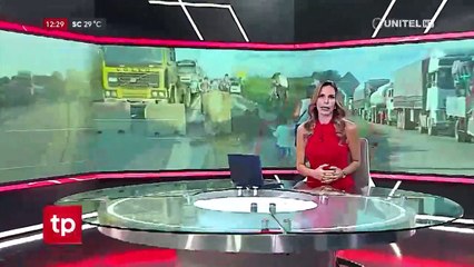 A precio de ‘gallina muerta’: Afectados por bloqueo en Pailón venden sus productos en la carretera
