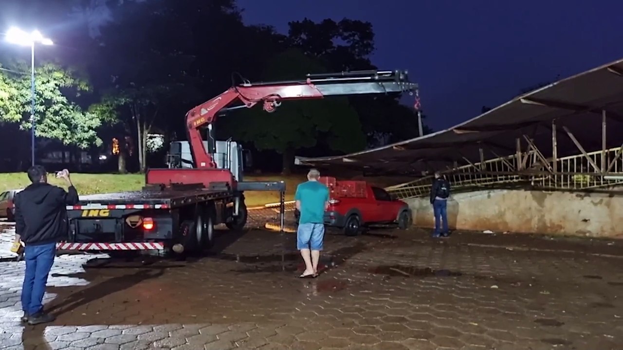 Temporal provoca desabamento de telhado na Ceasa de Cascavel
