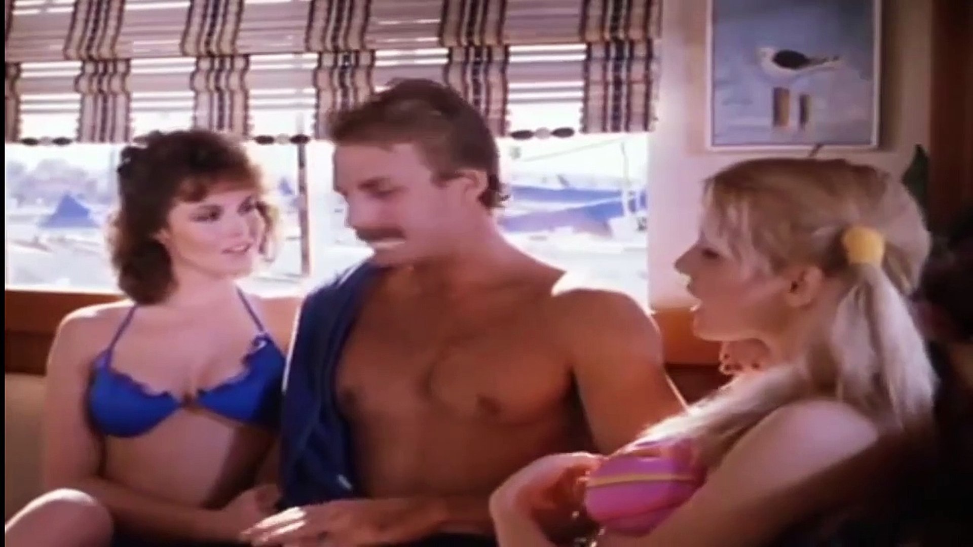 Rus qizlari bilan ochiq havoda mast jinsiy aloqa