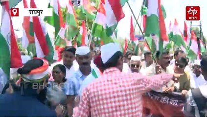 रायपुर में कांग्रेस ने निकाली तिरंगा यात्रा, कहा - इंदिरा गांधी ने किया पाक के 2 टुकड़े, मोदी करें टुकड़े टुकड़े